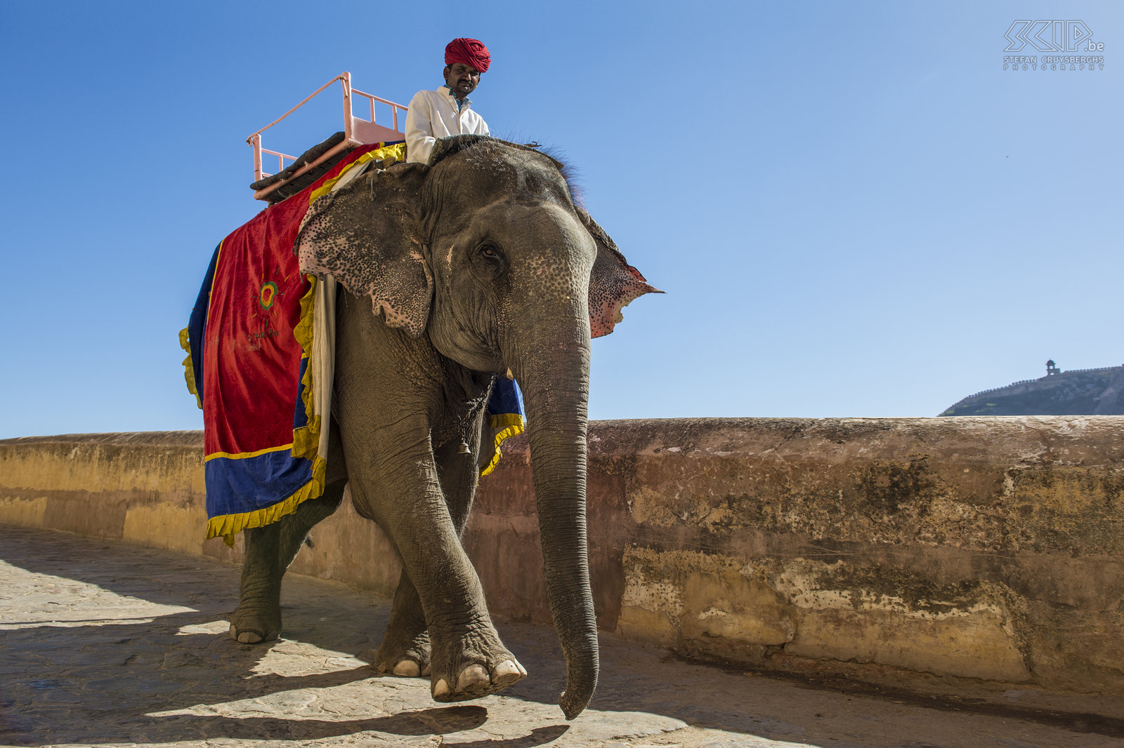 Jaipur - Amber fort - Elephant From the road you can reach the fortress on foot in 10 minutes. You can also let yourself be transported on the back of decorated and painted elephants. Stefan Cruysberghs